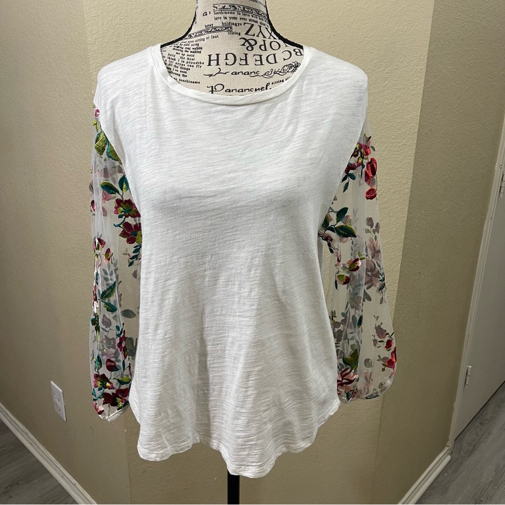 Umgee White Top with Floral Sleeves‎